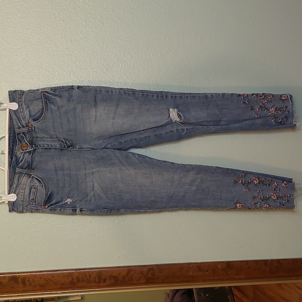 💜 Time and Tru embroidered jeans